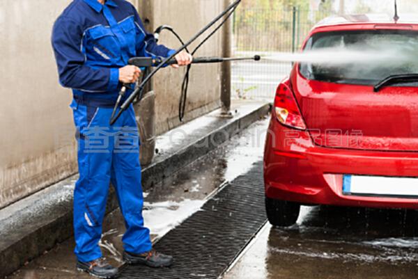 钢铁洪流中的“净”卫士 高压喷水清洗车与军人的使命融合