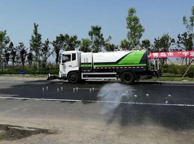 青岛上演环卫工